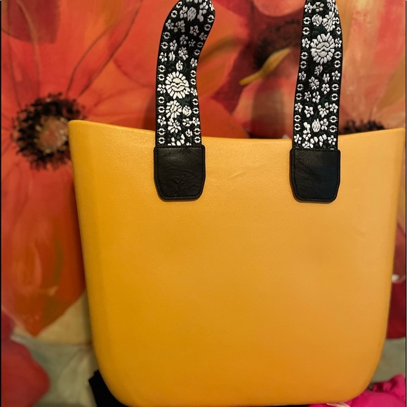 Versa Tote w/Bonus set interchangeable straps included - Picture 3 of 17